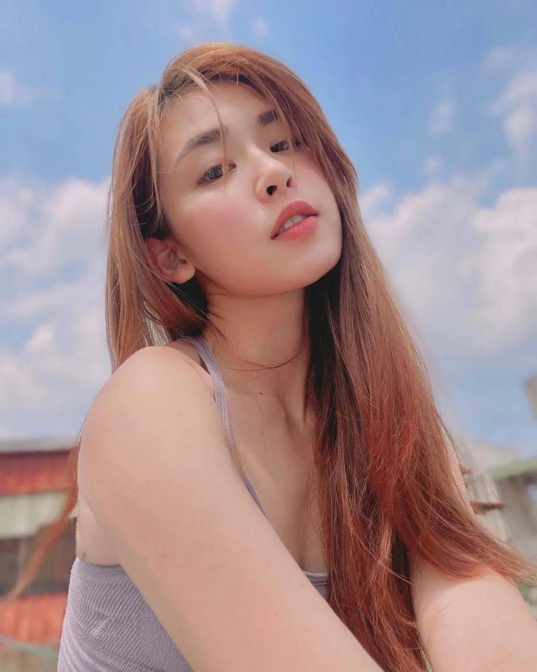 18世纪，一对印度佳耦，老婆在丈夫的鼓动勉励下，与那时妇女地位低下的社会成见作斗争，尽力进修和成长，成为印度第一名女大夫的真实故事。